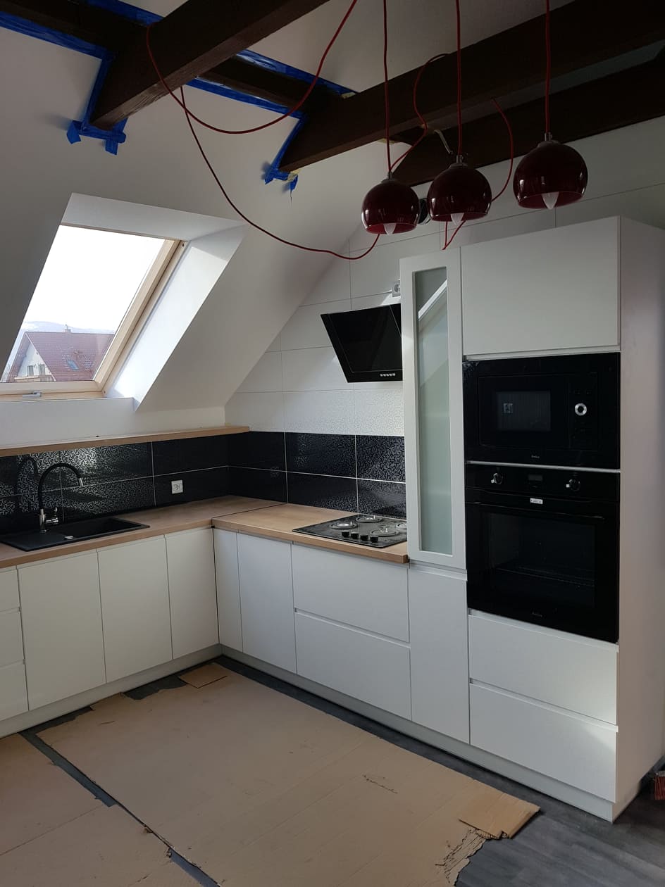 Kuchnie na wymiar - b&w i drewno