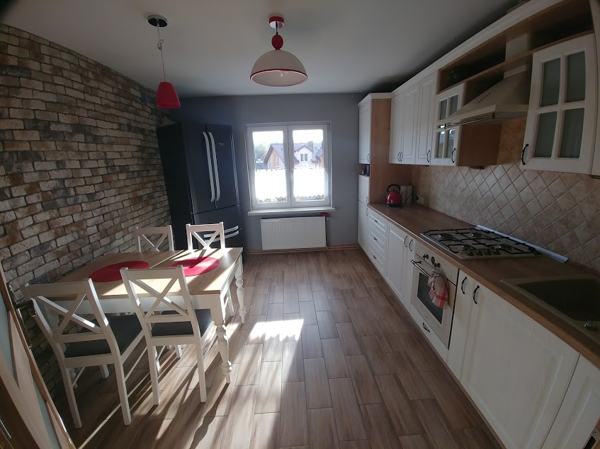 Kuchnia na wymiar - biel i drewno