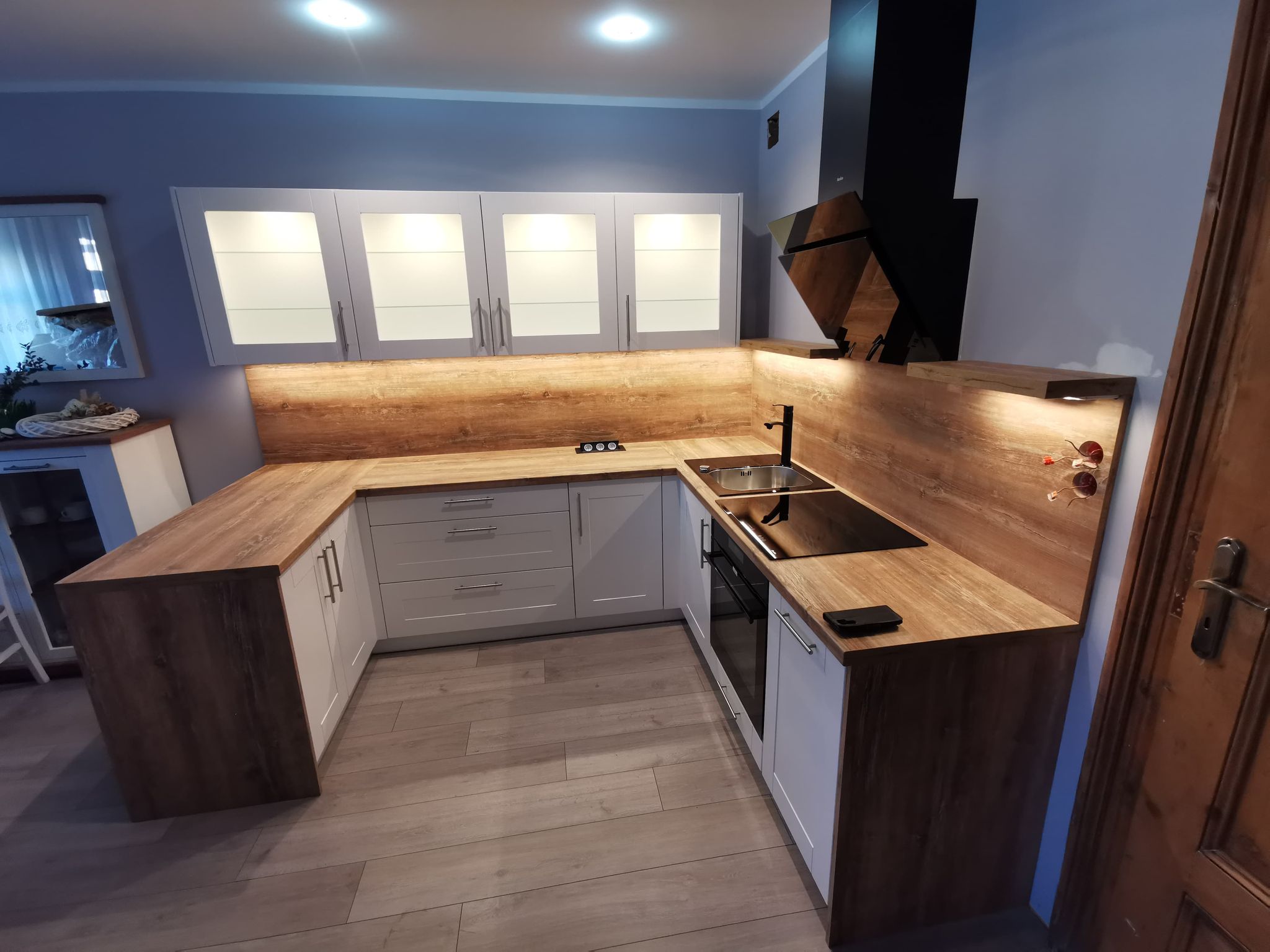 Kuchnia na wymiar - biel i drewno